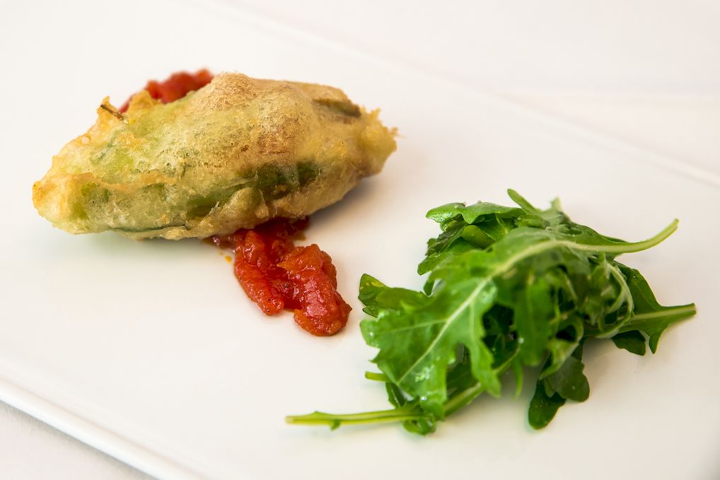 Flor de Calabacín rellena de tres quesos (cabra, vaca y oveja)