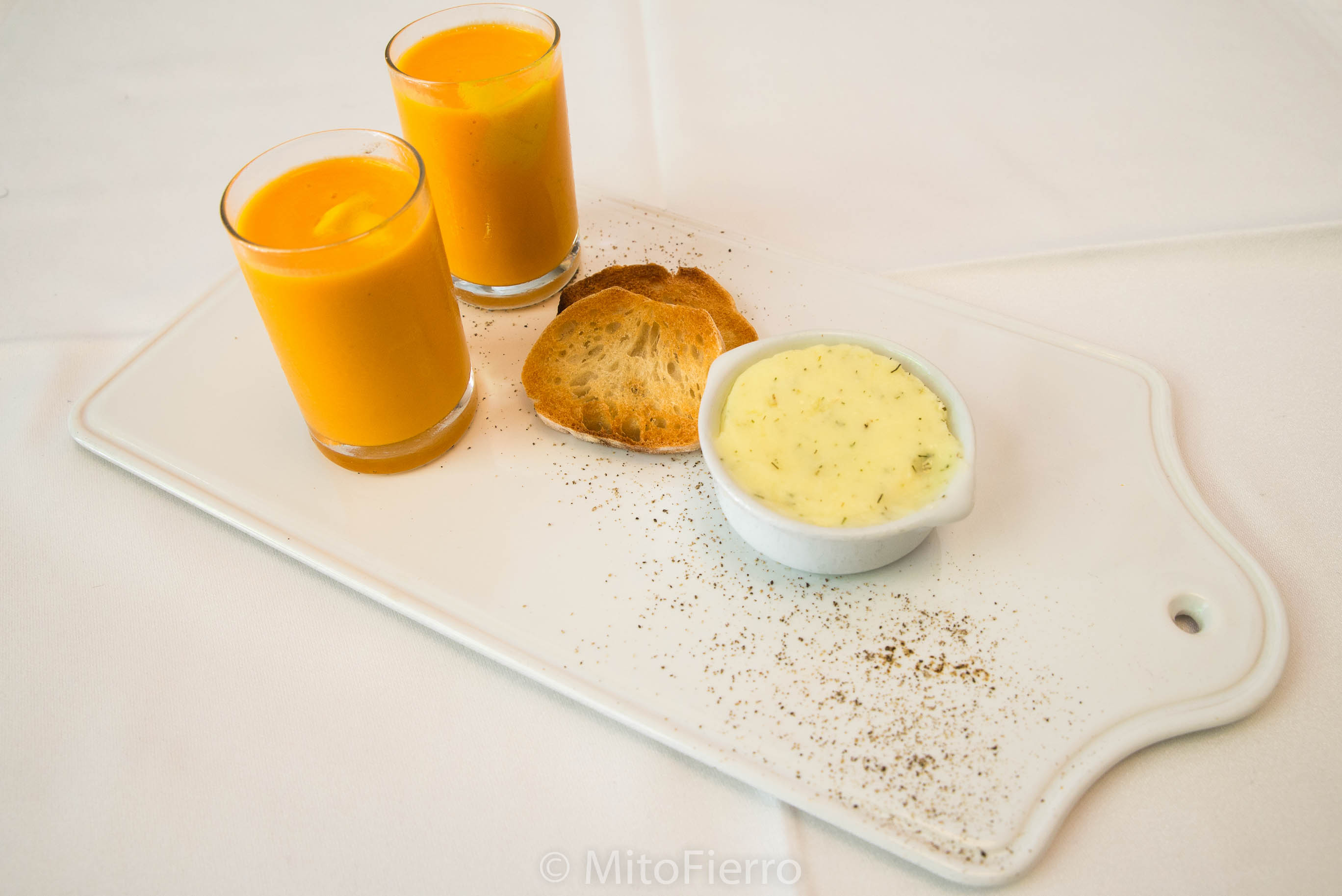 Aperitivo de crema de tomate y mantequilla casera.