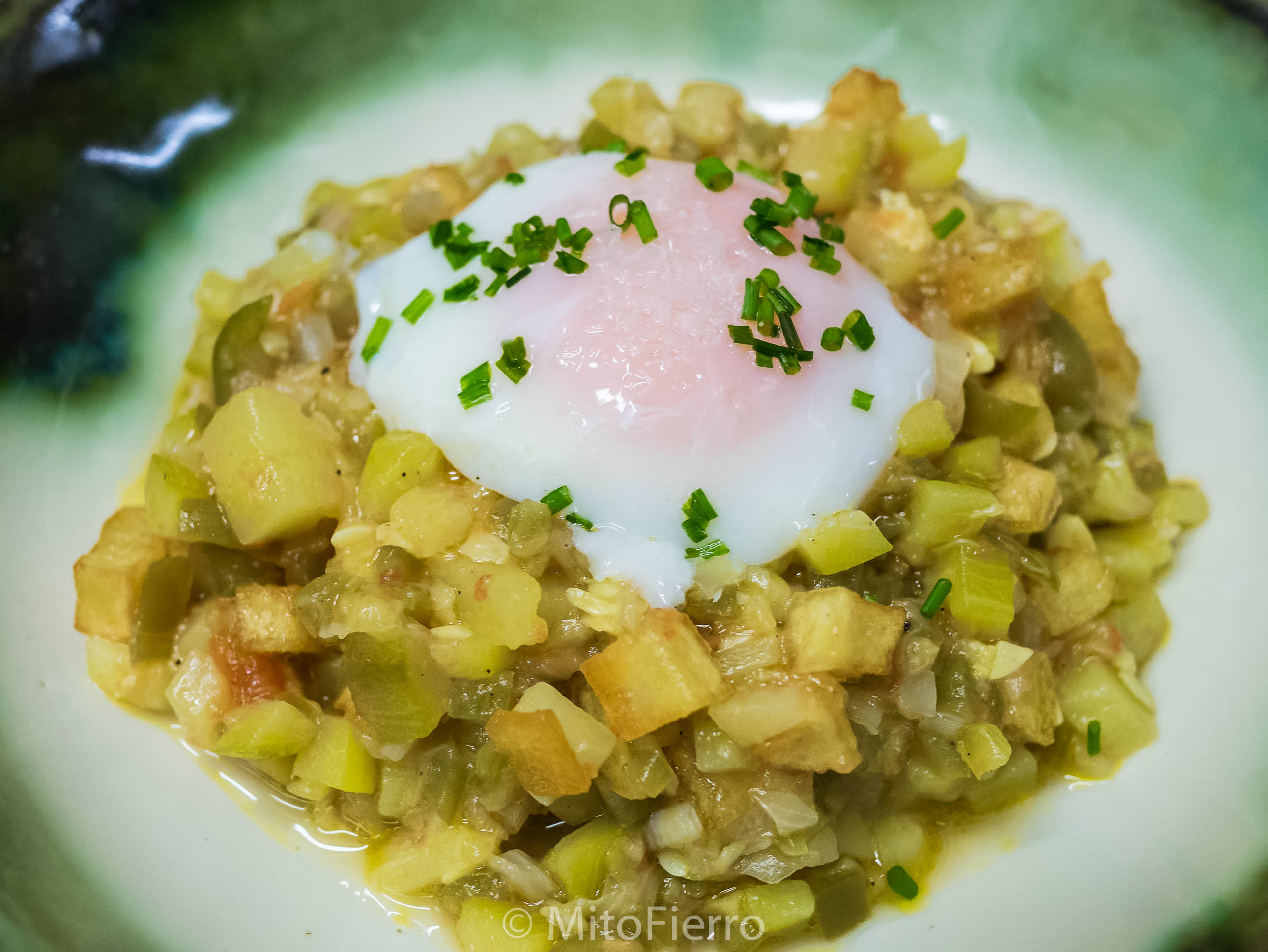 Pisto de calabacín y patata frita con huevo.