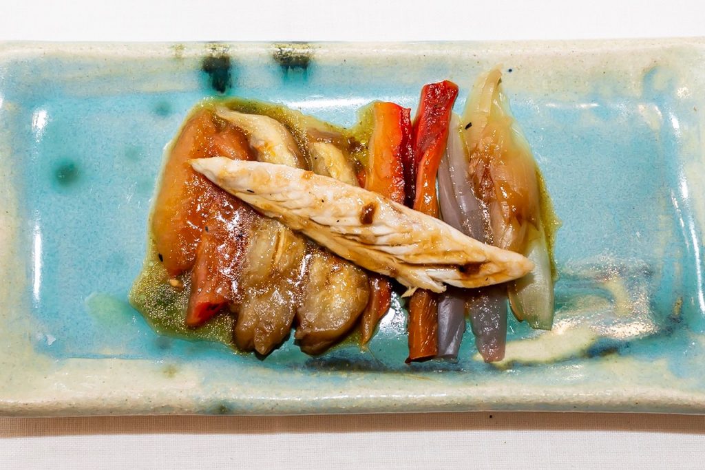Escalibada con verdel en escabeche