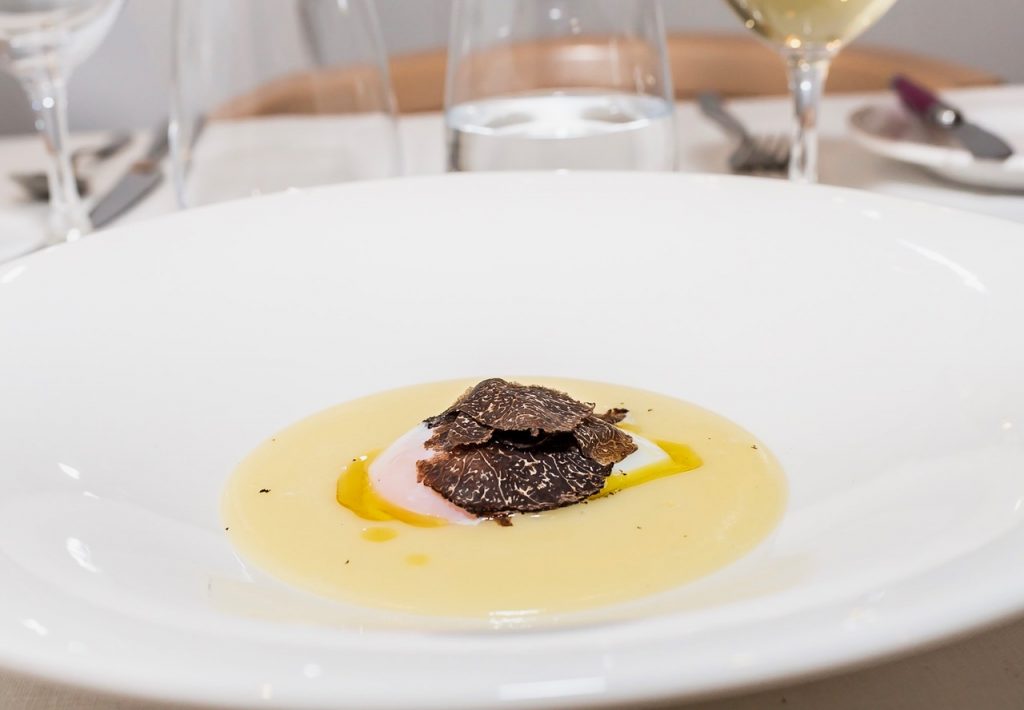 Crema de patata y puerro con huevo pochado y trufa