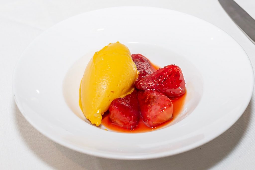 Sorbete de mango con fresas asadas